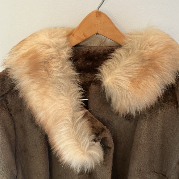 Wales of London Vintage Woman’s coat. Beautifully stylish from the 1960’s. - Picture 8 of 13